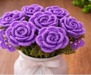 Como tejer rosas moradas crochet