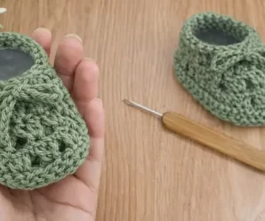 Tejido de patucos de bebé a crochet